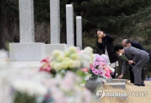 임시정부 묘역 찾은 독립유공자 후손들