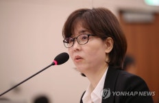 긴장한 채 질문 답하는 이미선 후보자