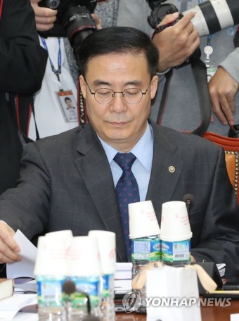 법안 자료 살펴보는 김세환 중앙선관위 사무차장