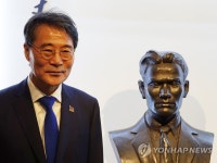 상하이 윤봉길 기념관 찾은 장하성 주중대사