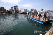 분주히 관광객 실어나르는 갯배