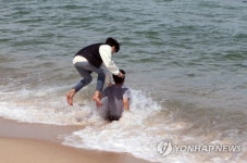 강원 올해 들어 가장 따뜻…강릉 26.4도 '바다에 풍덩'(종합)