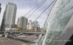 도심 속 폭포 아쿠아아트 육교 가동 시작