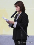 편지 낭송하는 생존 학생 장애진씨