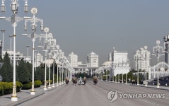 투르크메니스탄 기마대 호위받는 문 대통령