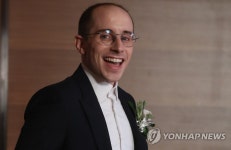 타일러 환한 표정으로 등장