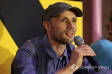 작품 소개하는 맷 스톡스