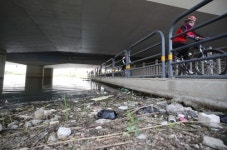 봄꽃 핀 낙동강 화명생태공원에 악취 풀풀