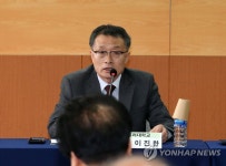 발언하는 이진한 교수