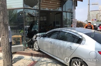 김제서 사고 충격으로 승용차 카페 돌진…4명 부상