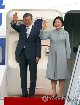 우즈베키스탄 도착한 문 대통령