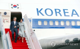우즈베키스탄 도착한 문 대통령