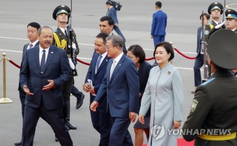 문 대통령, 우즈벡 총리와 함께