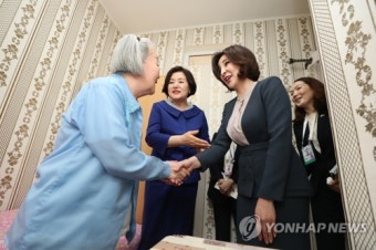 김정숙 여사, 고려인 요양원 방문…할머니 