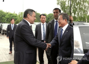 문 대통령, 우즈베키스탄 하원 도착