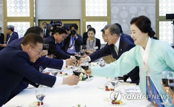 우즈베키스탄 고려인 등 동포들과 건배하는 문 대통령