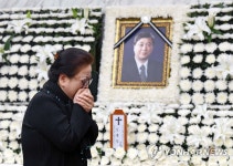 김홍일 전 의원 빈소 찾은 이윤자 전 의원