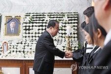 김홍일 전 의원 빈소 찾은 문희상 국회의장