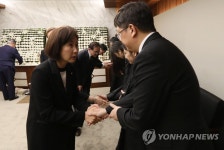 유족 위로하는 나경원