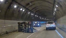 창원 굴현터널서 음주 트럭 전복…벽돌 쏟아져 정체