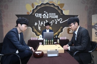 이동훈, 신진서에 9연패 끝 첫 승…맥심배 결승 3국으로