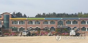 산불 피해 입은 초등학교 도색 봉사