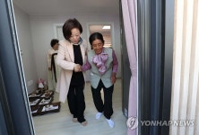 사랑의 집짓기 준공식 참석한 진선미 장관