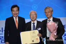 홍창의 교수와 기념촬영 하는 이낙연 총리