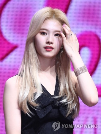 금발로 변신한 트와이스 사나