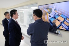 바이오기업 생산공장 찾은 정승일 차관
