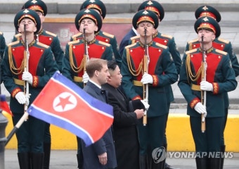 의장대 사열하는 김정은