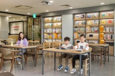 홈플러스 문화센터 로비 북라운지로 꾸몄더니 수강생 늘어