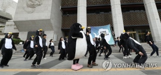펭귄과 함께 춤추는 펭귄들