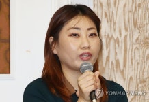 질문에 답하는 이은선 단장