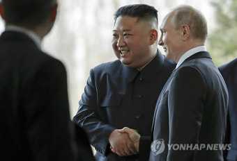 활짝 웃으며 첫 대면 김정은-푸틴, 회담 앞두곤 '급진지'