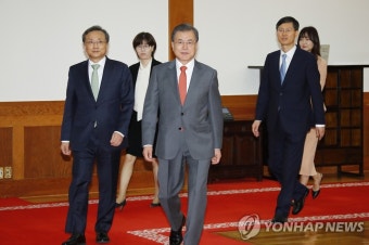 환담장 향하는 문 대통령과 문형배-이미선 헌법재판관