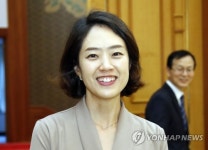 청와대 새 대변인에 고민정…文정부 첫 여성 靑 대변인(종합)