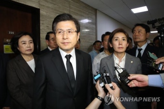 상복 입고 국회 찾은 황교안 대표