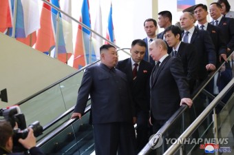 연회장으로 이동하는 김정은 위원장-푸틴 대통령
