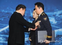 이 총리, 한정일 경위에 옥조근정훈장 수훈