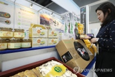 울주군 특산품 살펴보는 참관객