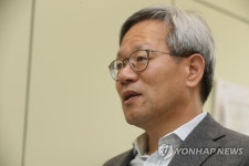 인터뷰하는 김유찬 한국조세재정연구원 원장