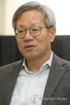 인터뷰하는 김유찬 한국조세재정연구원 원장
