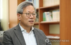 인터뷰하는 김유찬 한국조세재정연구원 원장
