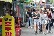 광주 1913송정역시장 둘러보는 해외 K팝 팬