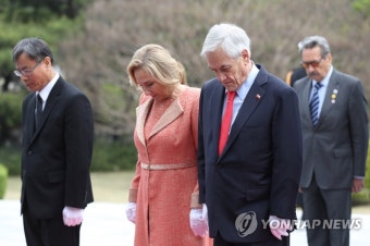 묵념하는 세바스티안 피녜라 칠레 대통령