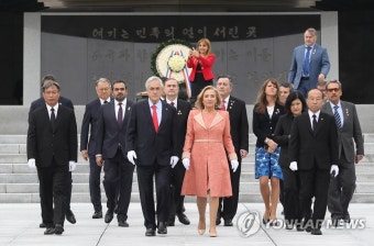현충탑 나서는 세바스티안 피녜라 칠레 대통령