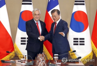 문 대통령, 피녜라 칠레 대통령과 '악수'