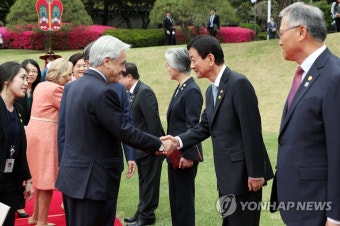우리 장관들과 인사하는 피녜라 칠레 대통령
