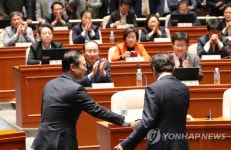 악수하는 이해찬-홍영표